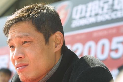 卡赖伯·兰德里·琼斯在《狗神》中成功塑造了一个复杂而富有深度的角色，展现了悲伤、欲望和力量的多面性，成为影片的一大亮点